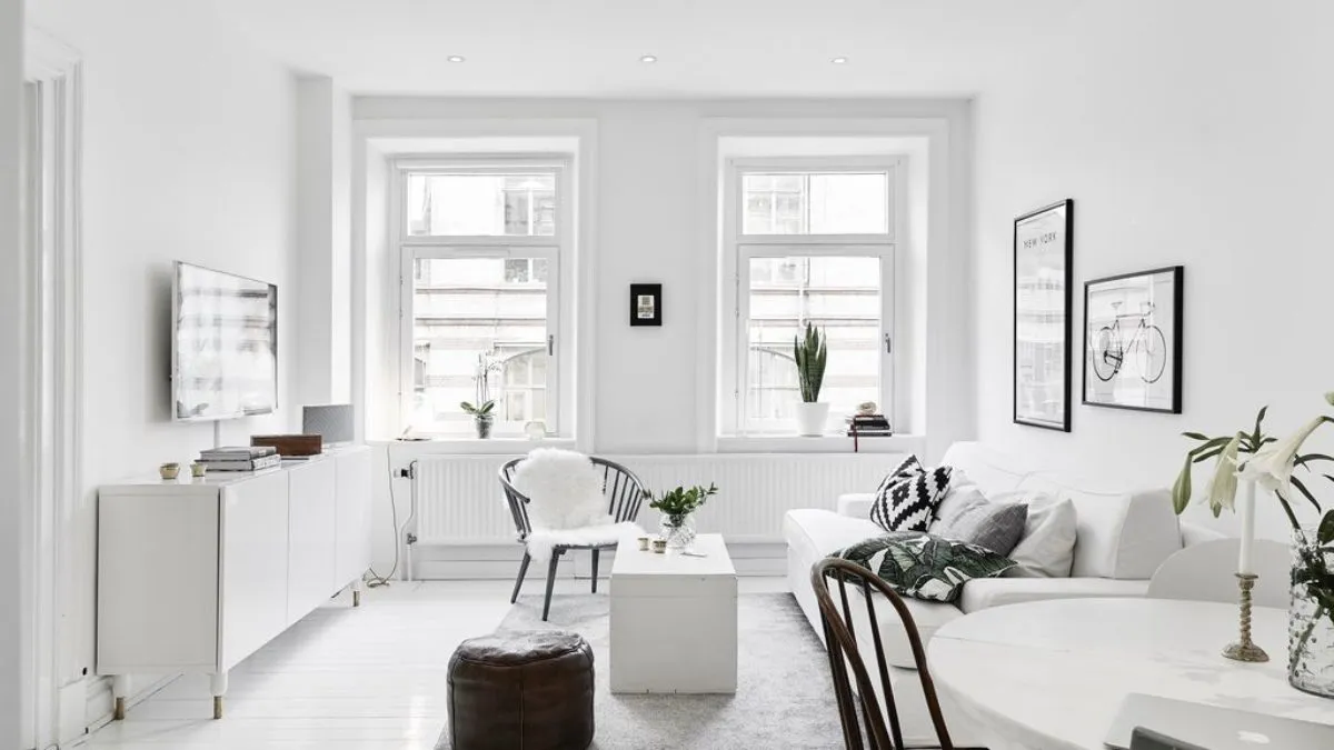 Salón decorado con paredes y muebles en color blanco